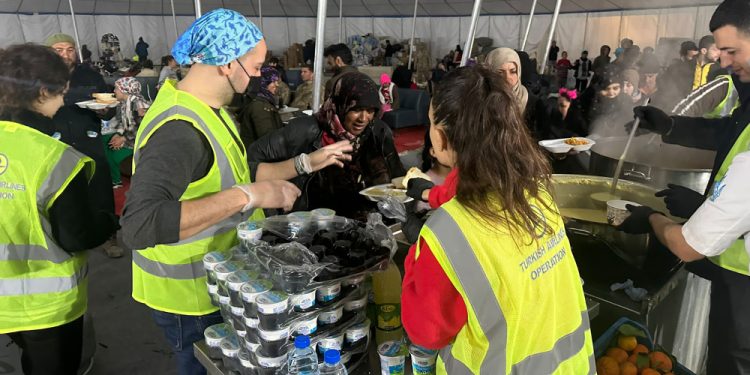 THY çalışanlarından depremzedelere yardım