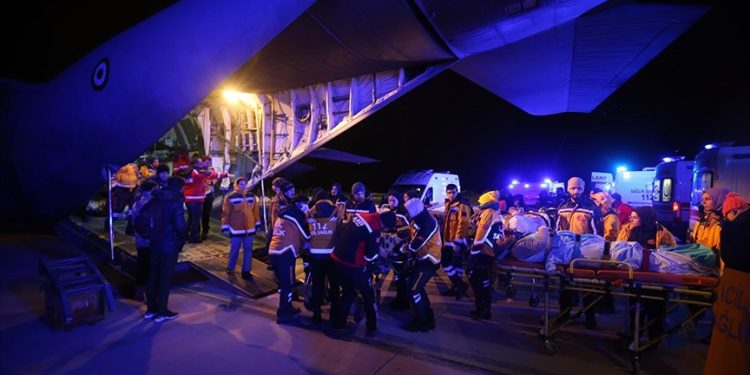 Depremde yaralanan 41 kişi askeri uçaklarla İstanbul’a gönderildi