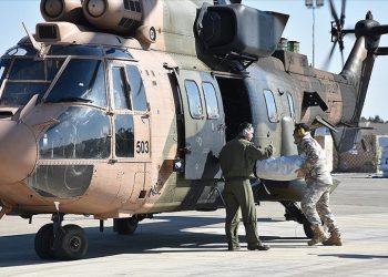 Depremzedelere helikopterlerle yardımlar sürüyor