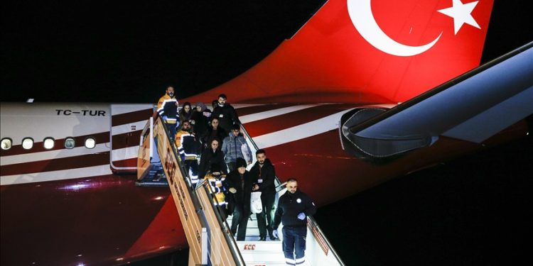 Cumhurbaşkanlığı uçağı deprem bölgesinden yaralıları taşıdı