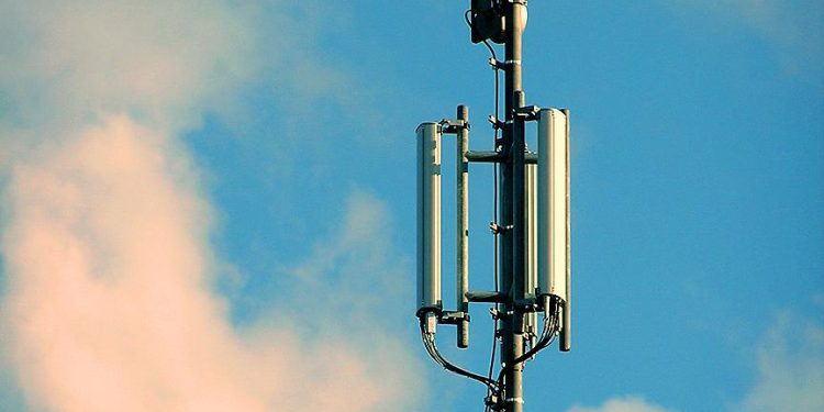 Depremde bile baz istasyonu kavgası!