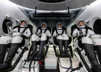 SpaceX’in 4 astronotu 6 ay süren görevden döndü