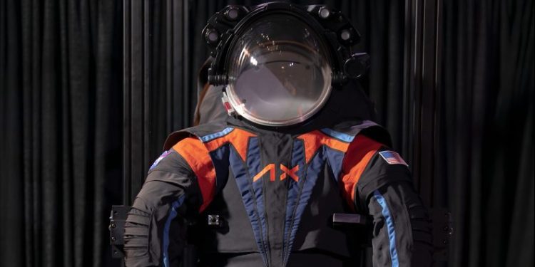 NASA, Ay görevinde kullanacağı uzay giysisini tanıttı