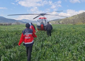 Helikopter tarlaya indi, doktorlar 2 saat mücadele etti