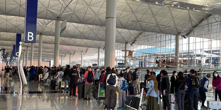 Hong Kong Havalimanı’nda yüzlerce uçuş aksadı