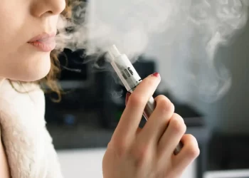 Kabin memuru uçakta elektronik sigara kullandı!