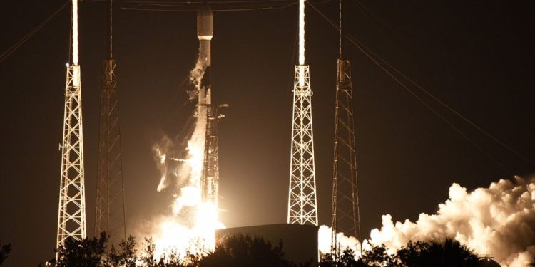 SpaceX roketi, NASA’nın TEMPO cihazıyla Intelsat-40e’yi uzaya taşıdı