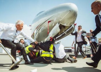 İklim aktivistleri kendilerini özel jetlere zincirledi