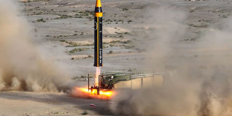 İran’dan 2 bin kilometre menzilli yeni füze