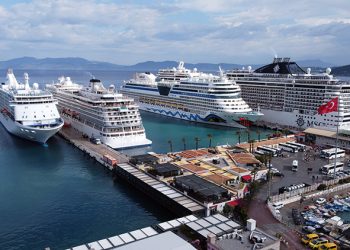 Kuşadası’na 4 kruvaziyer ile 8 bin 200 turist geldi