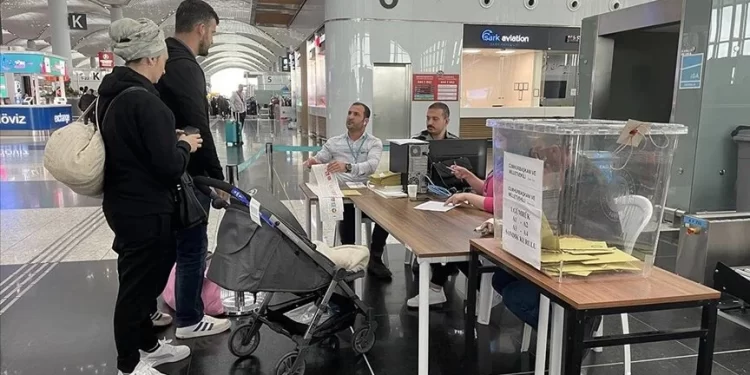 İstanbul Havalimanı dış hatlarda oy verme işlemi sürüyor
