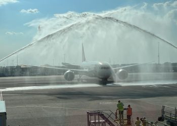 26 yıl sonra Schipol’e direkt uçmanın çoşkusunu yaşadılar