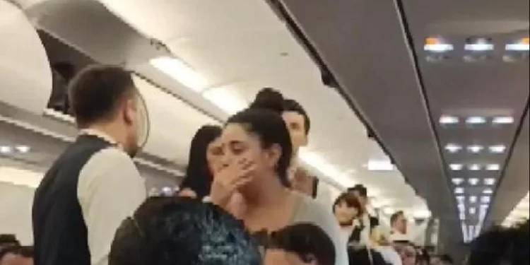 Uçağa son anda girmeye çalışan yolcu olay çıkardı