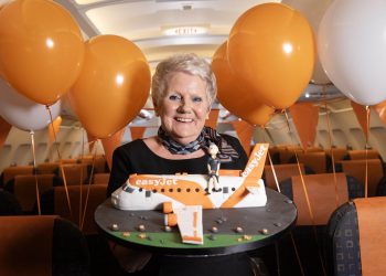 easyJet’in 73 yaşındaki kabin memuruna yeni görev!