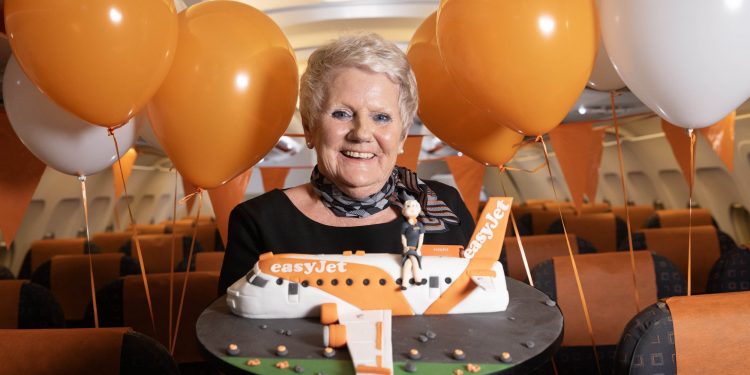 easyJet’in 73 yaşındaki kabin memuruna yeni görev!