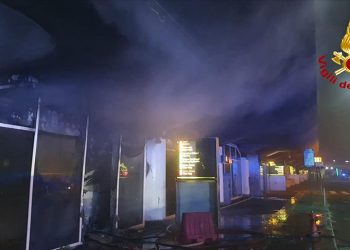 Katanya Havalimanı’ndaki yangın uçuşları durdurdu