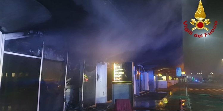 Katanya Havalimanı’ndaki yangın uçuşları durdurdu