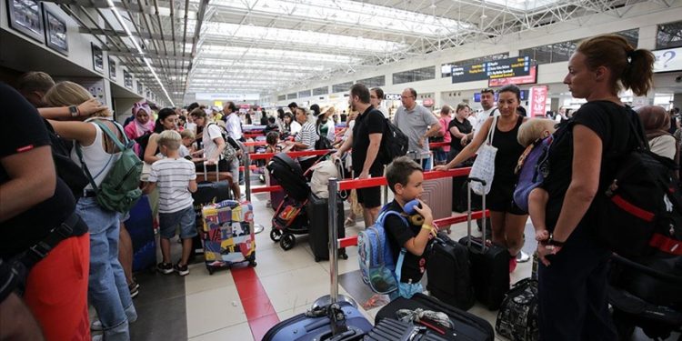 Turizm merkezlerindeki havalimanlarından 102 milyondan fazla yolcu uçtu