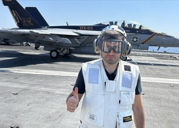 Selçuk Bayraktar ABD uçak gemisine konuk oldu