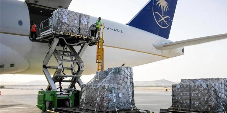 Depremzedelere yardım için Suudi Arabistan’dan 18. yardım uçağı
