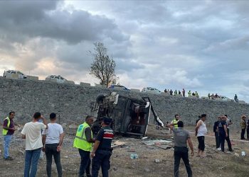 İstanbul Havalimanı’ndan dönen servis otobüs köprüden düştü: 27 yaralı