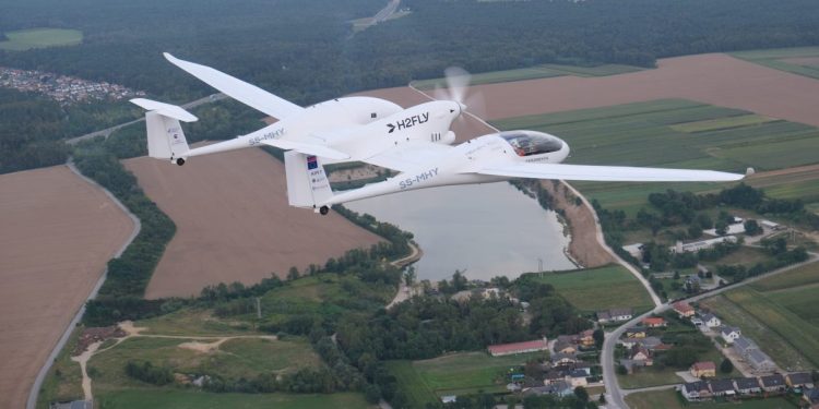 Dünyada ilk; Hidrojenli-elektrikli uçak pilotlu havalandı