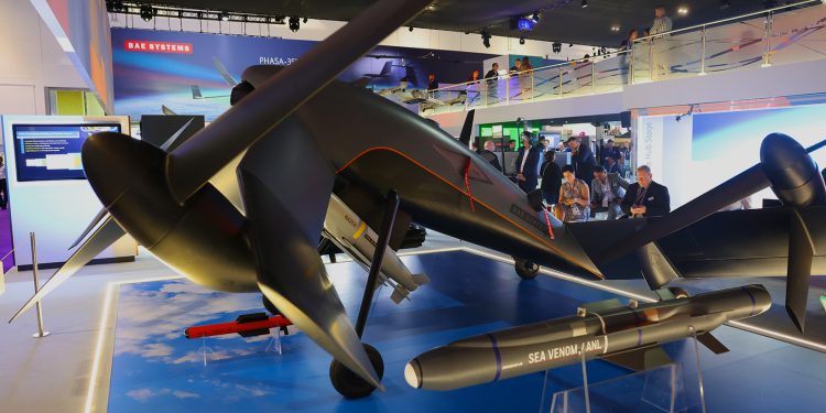 Kuyruk üzerine oturan İHA Londra’da sergilendi