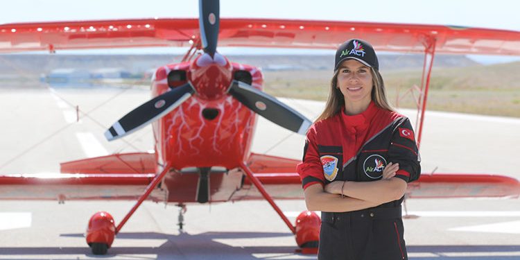 Türk kadın akrobasi pilotu yurt dışında daha çok uçacak