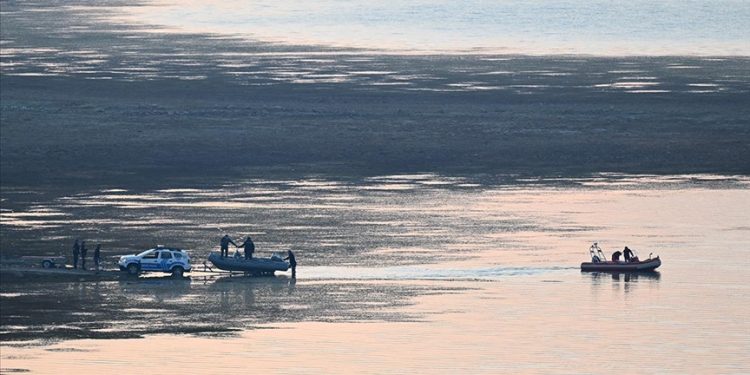 İzmir’de yangın söndürme helikopteri baraja düştü