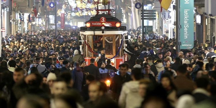 Sigara içenler yazın içeri, kışın dışarı..!