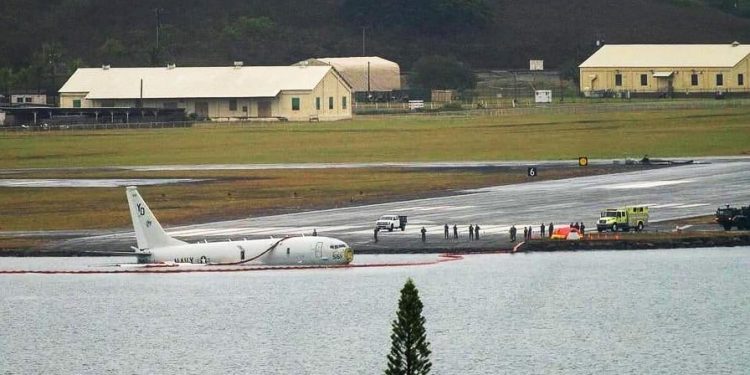 ABD Donanmasına ait uçak pistten çıkarak suya gömüldü!