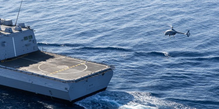 Döner kanatlı İHA savaş gemisinde test edildi