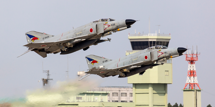 Savaş uçakları sivil havalimanlarında iniş ve kalkış tatbikatı yaptı