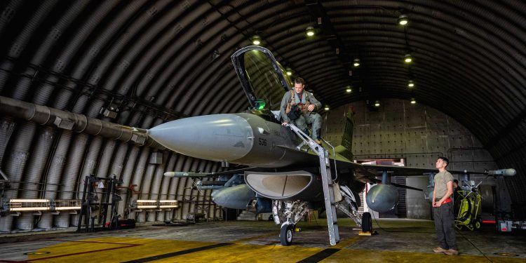 ABD Donanması F-16 bakımını artırıyor