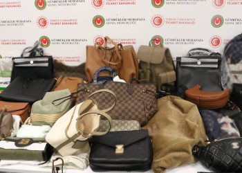 İstanbul Havalimanı’nda 3.6 milyon liralık kaçak lüks eşyaya el kondu