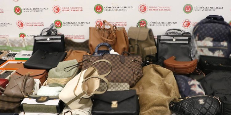 İstanbul Havalimanı’nda 3.6 milyon liralık kaçak lüks eşyaya el kondu
