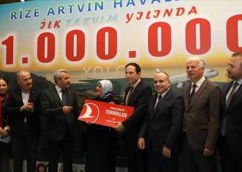 Rize-Artvin Havalimanı’nda 1 milyonuncu yolcu coşkusu