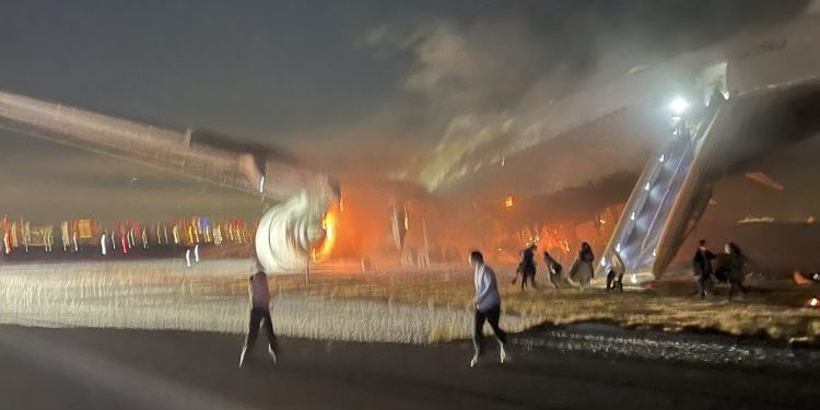 Tokyo’da yolcu uçağı ile Sahil Güvenlik uçağı çarpıştı