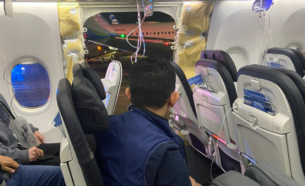 Gökyüzünde panik: Uçağın acil çıkış kapısı havada patladı