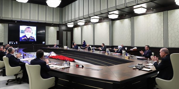 Cumhurbaşkanı Erdoğan ilk Türk astronot Gezeravcı ile video konferansla görüştü