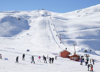 Hakkari’de 2 bin 800 rakımda kayak keyfi yaşıyor
