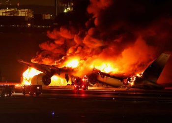 Yanan uçaktaki 379 kişi 90 saniyede tahliye edildi