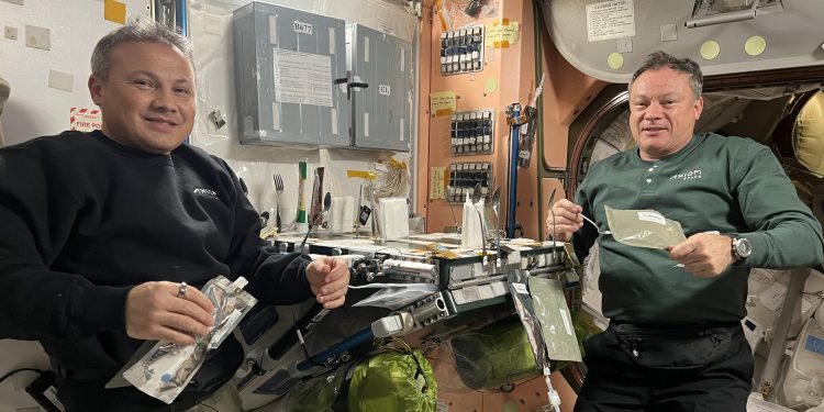 Gezeravcı, Ax-3 misyon lideriyle yemek yediği fotoğrafı paylaştı