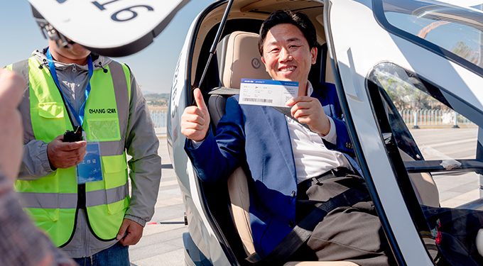 Çinli pilotsuz hava taksi EHang ilk ticari yolcusunu uçurdu