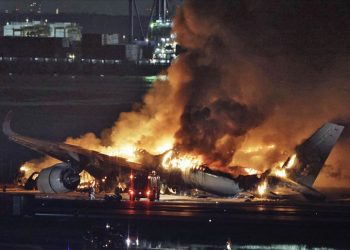 Yolcu uçağı ile çarpışan sahil güvenlik uçağındaki 5 kişi öldü