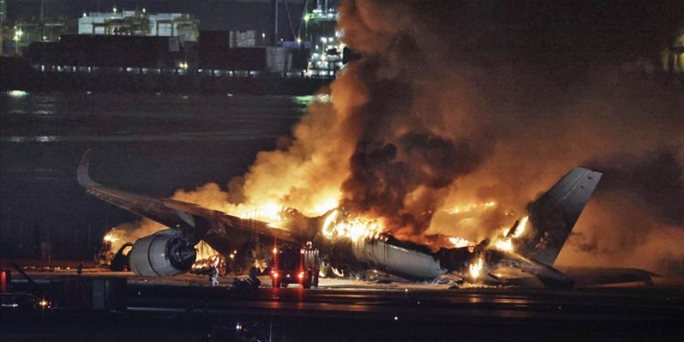 Yolcu uçağı ile çarpışan sahil güvenlik uçağındaki 5 kişi öldü