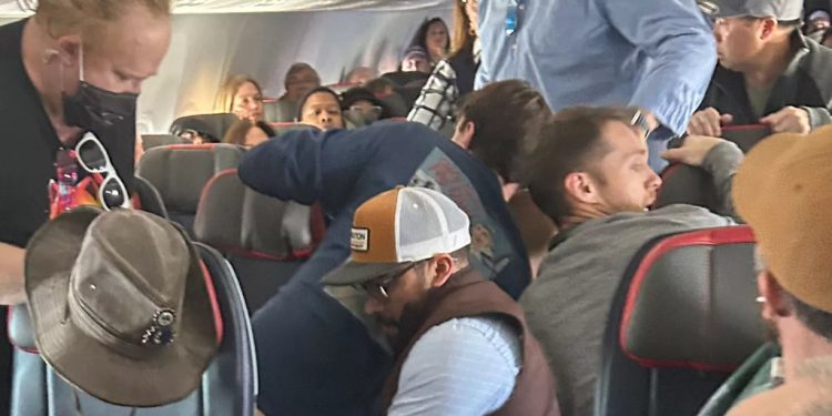 Acil çıkış kapısını açmaya çalışan yolcu durduruldu