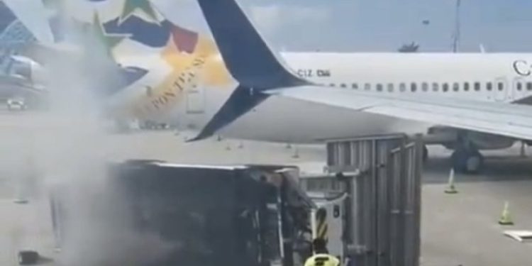 Delta uçağı mobil merdiven aracına çarptı