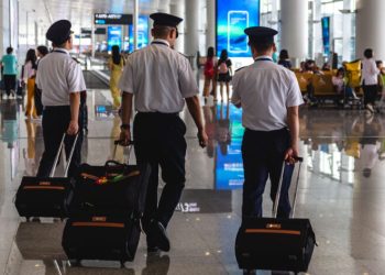 Pilotun şok tabancası seferi iptal ettirdi