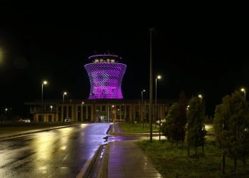 Rize-Artvin Havalimanı kulesi mora büründü